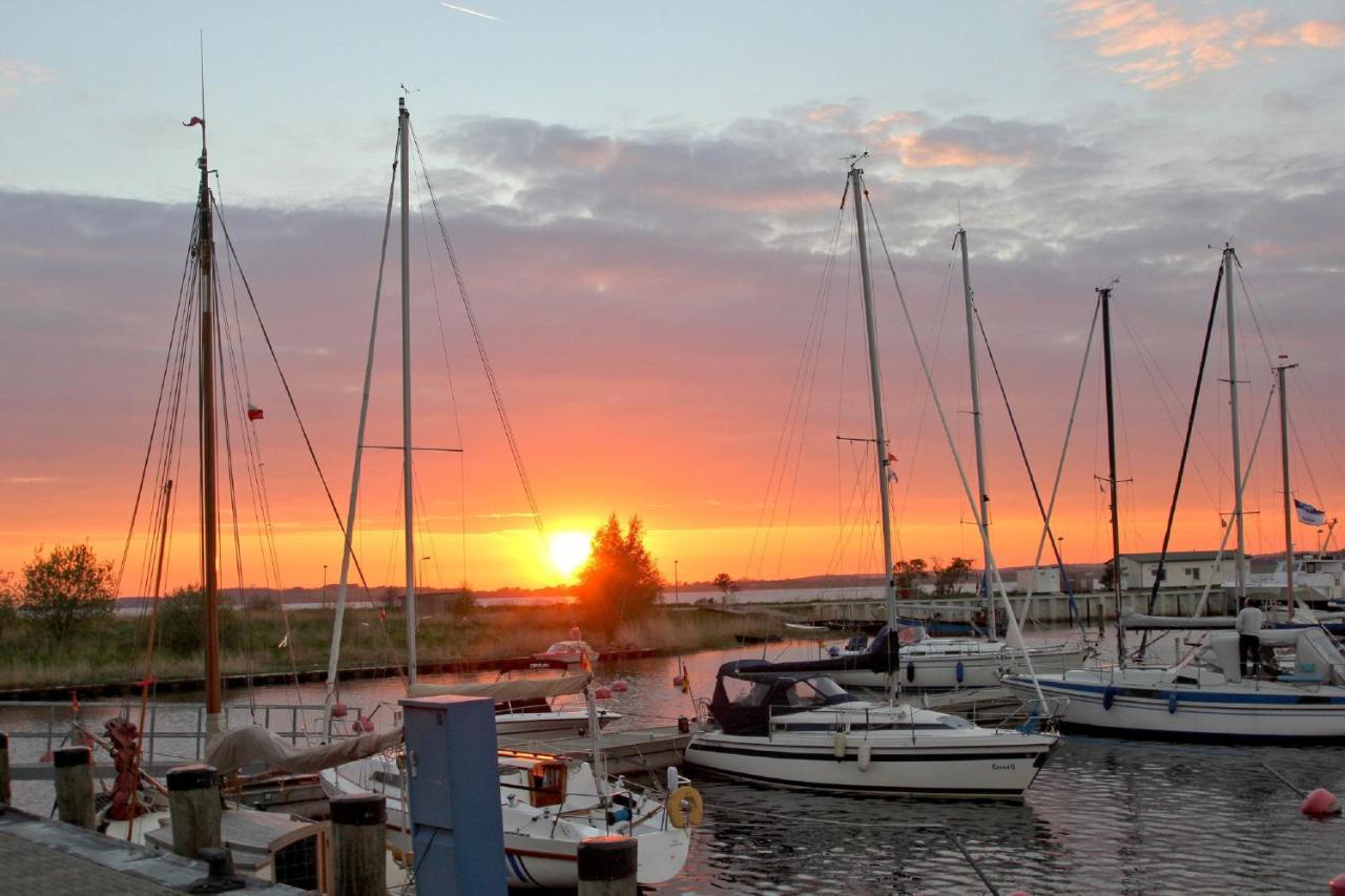 Strandnah Mit Balkon, Gratis Nutzung Vom Ahoi Erlebnisbad Und Sauna In Sellin - Strandhaus Moenchgut Fewo13 Lobbe Exterior foto